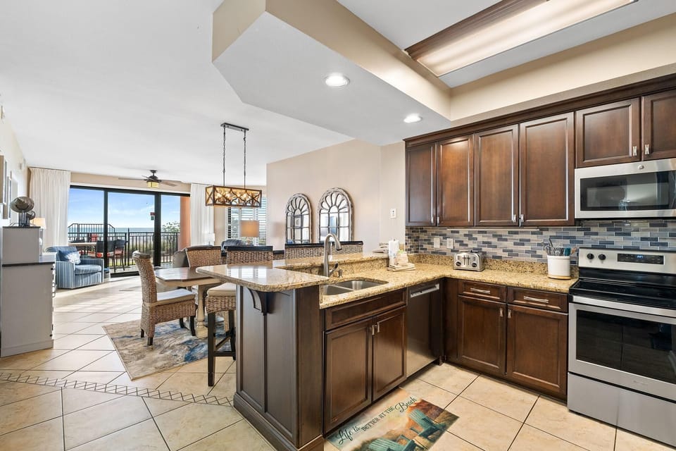 Condo, Multiple Beds (Seachase 103E) | Private kitchen | Oven, toaster, paper towels