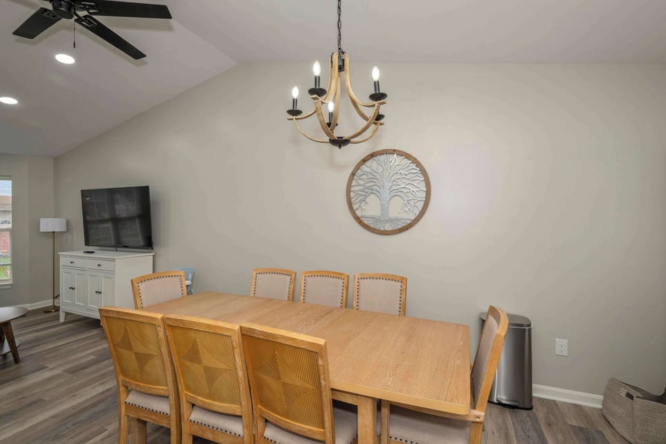 House, Multiple Beds, Hot Tub, Garden View (The Restful Ark) | Dining