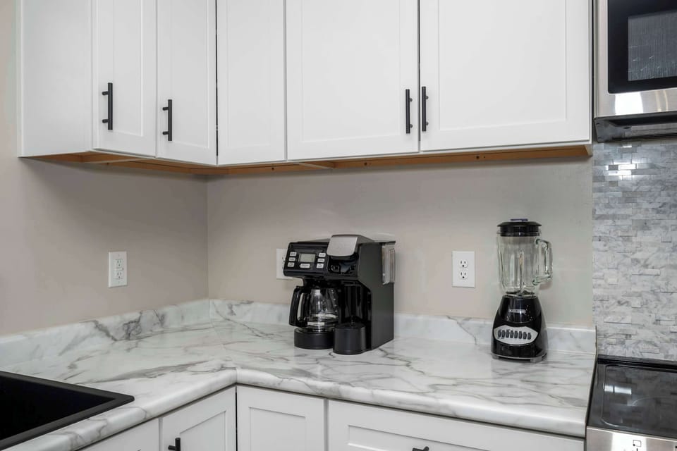 House, Multiple Beds, Hot Tub, Garden View (The Restful Ark) | Private kitchen | Fridge, microwave, oven, stovetop