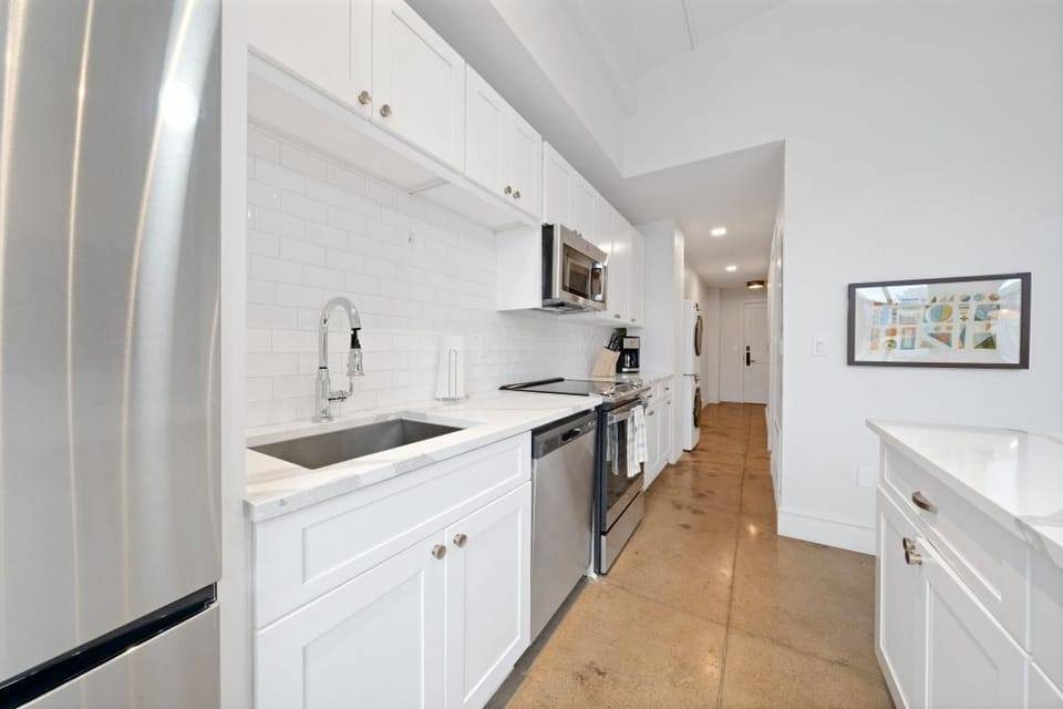 Your straightforward kitchen: grab coffee, fuel up, then explore the city.