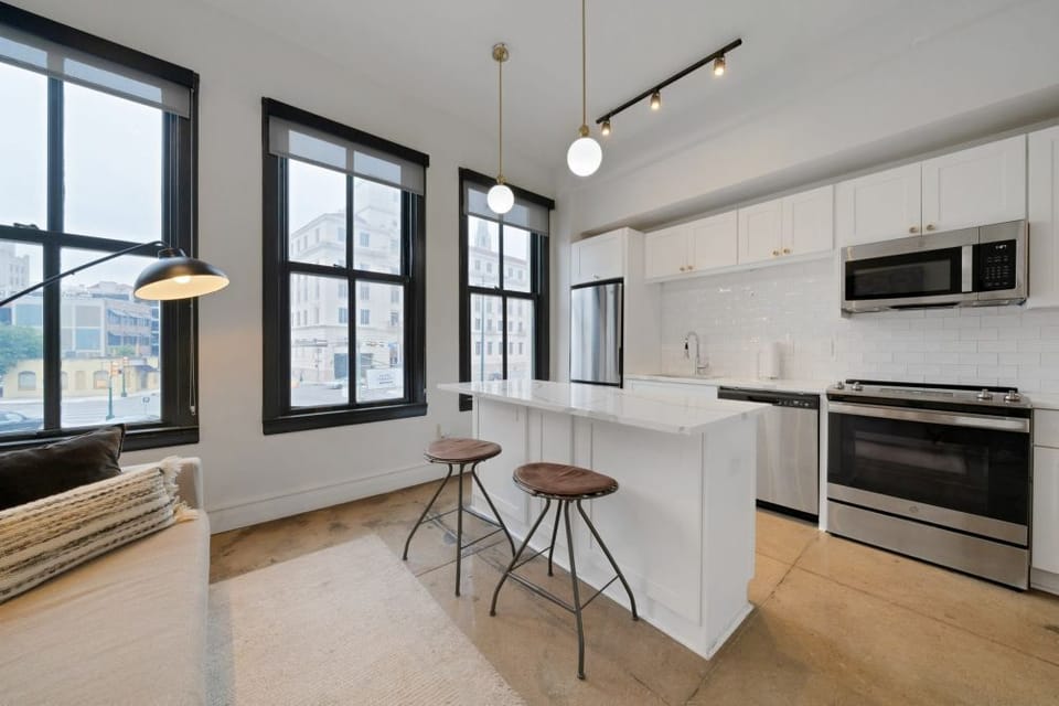 Fuel your day in a bright kitchen, then step into city history.