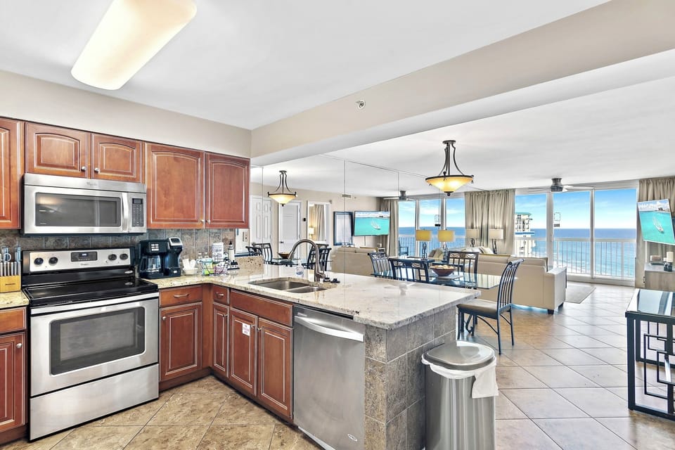 Fully equipped, sparkling clean kitchen with modern appliances.