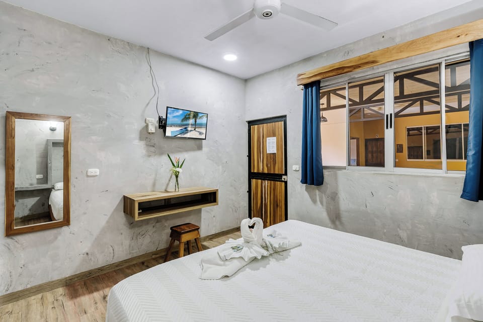 Standard Double Room, 1 King Bed, Non Smoking | Laptop workspace, free WiFi