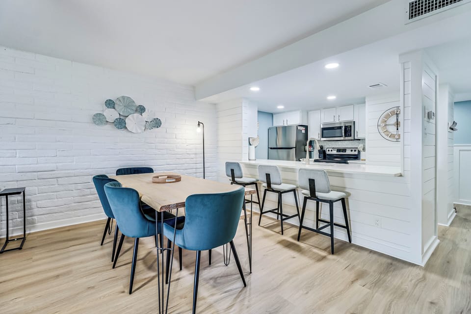 Dining table to seat 6, with seating for another 3 at the breakfast bar