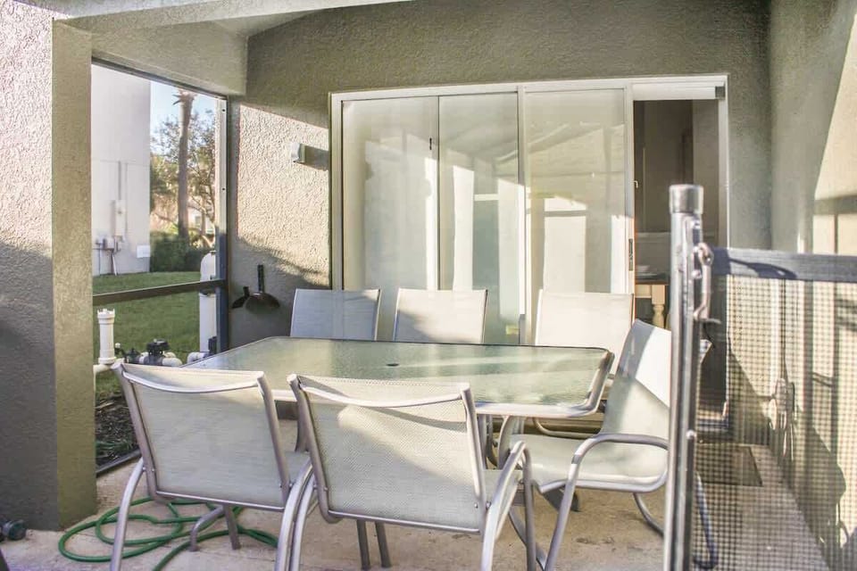 Take your meals outside and enjoy the breeze with our charming alfresco dining space!
