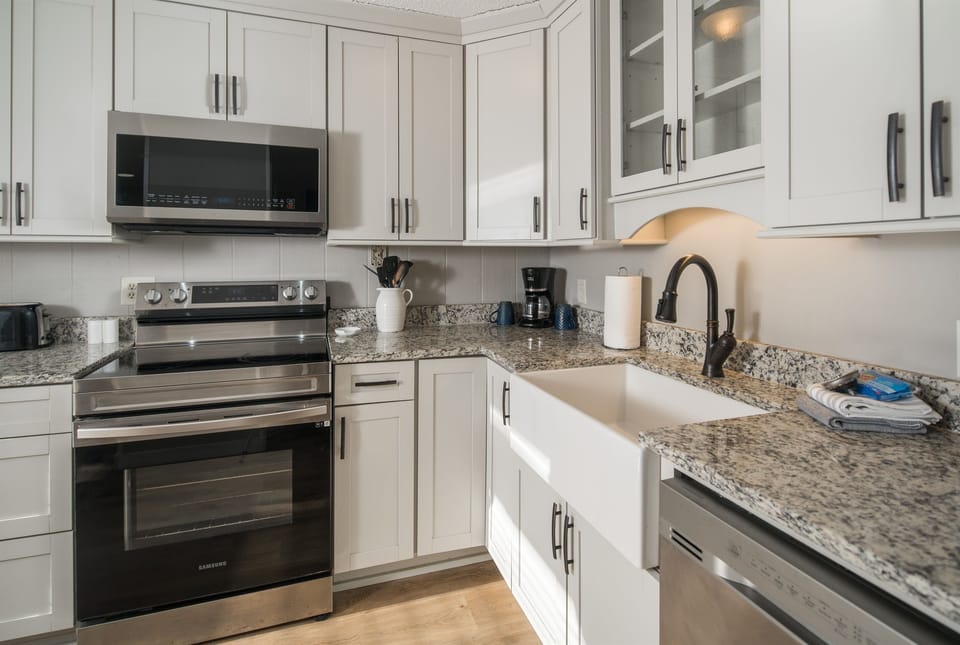 Well stocked kitchen (coffee pot, toaster, blender, pots/pans, dinnerware, utensils, cooking sheets, & more)