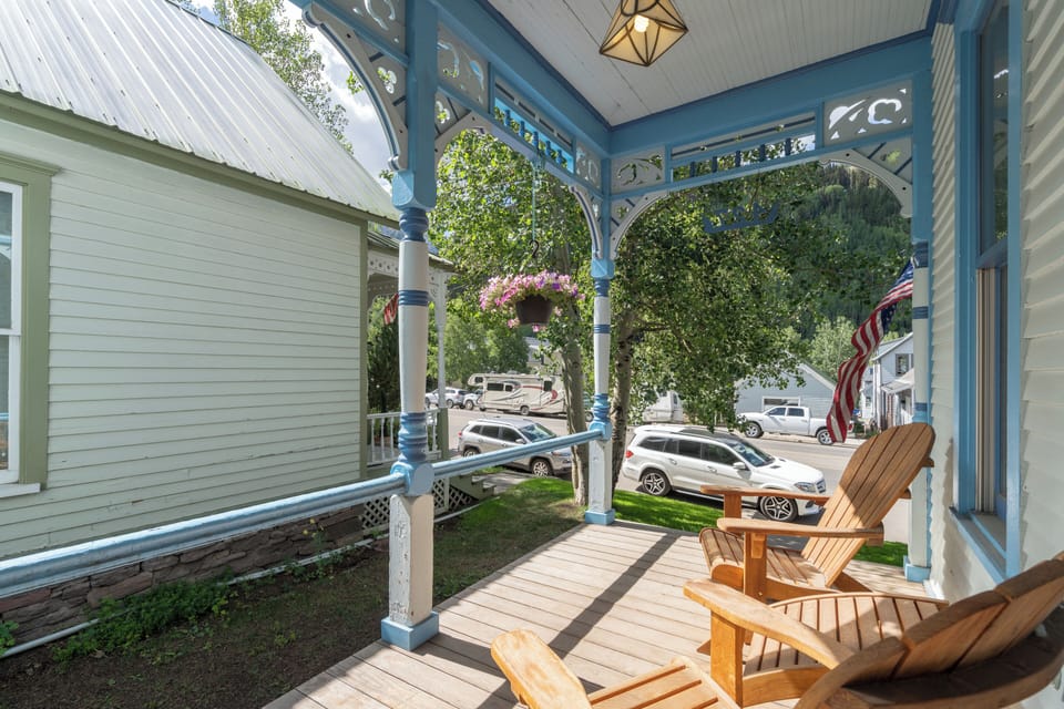 The front porch and porch seating of this holiday home in Telluride.