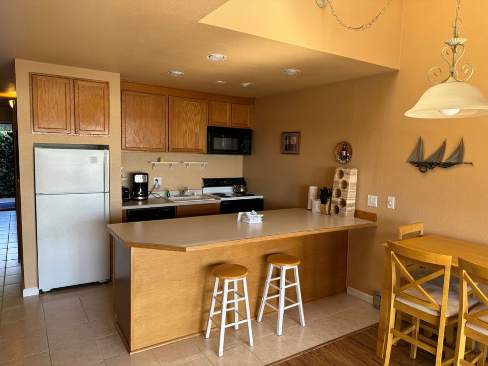 Charming kitchen and breakfast bar, ideal for enjoying meals and conversations in a relaxed setting.