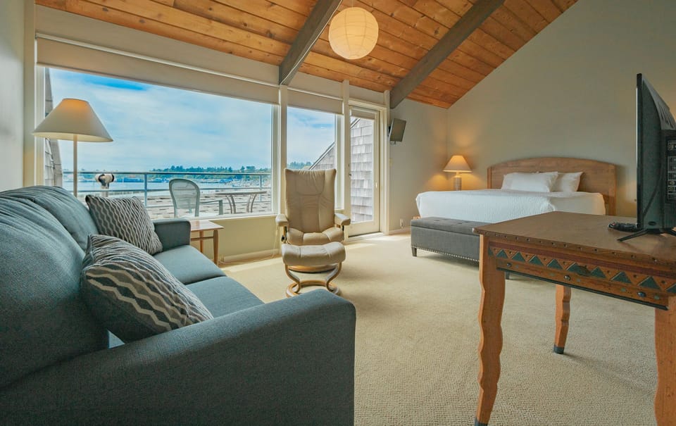 Comfortable and bright, this spacious suite combines luxury and coziness with breathtaking ocean views.