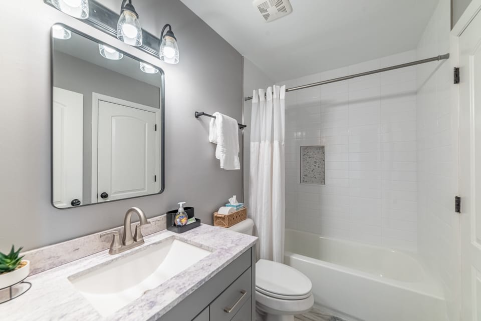 Elegant tiled tub/shower combo