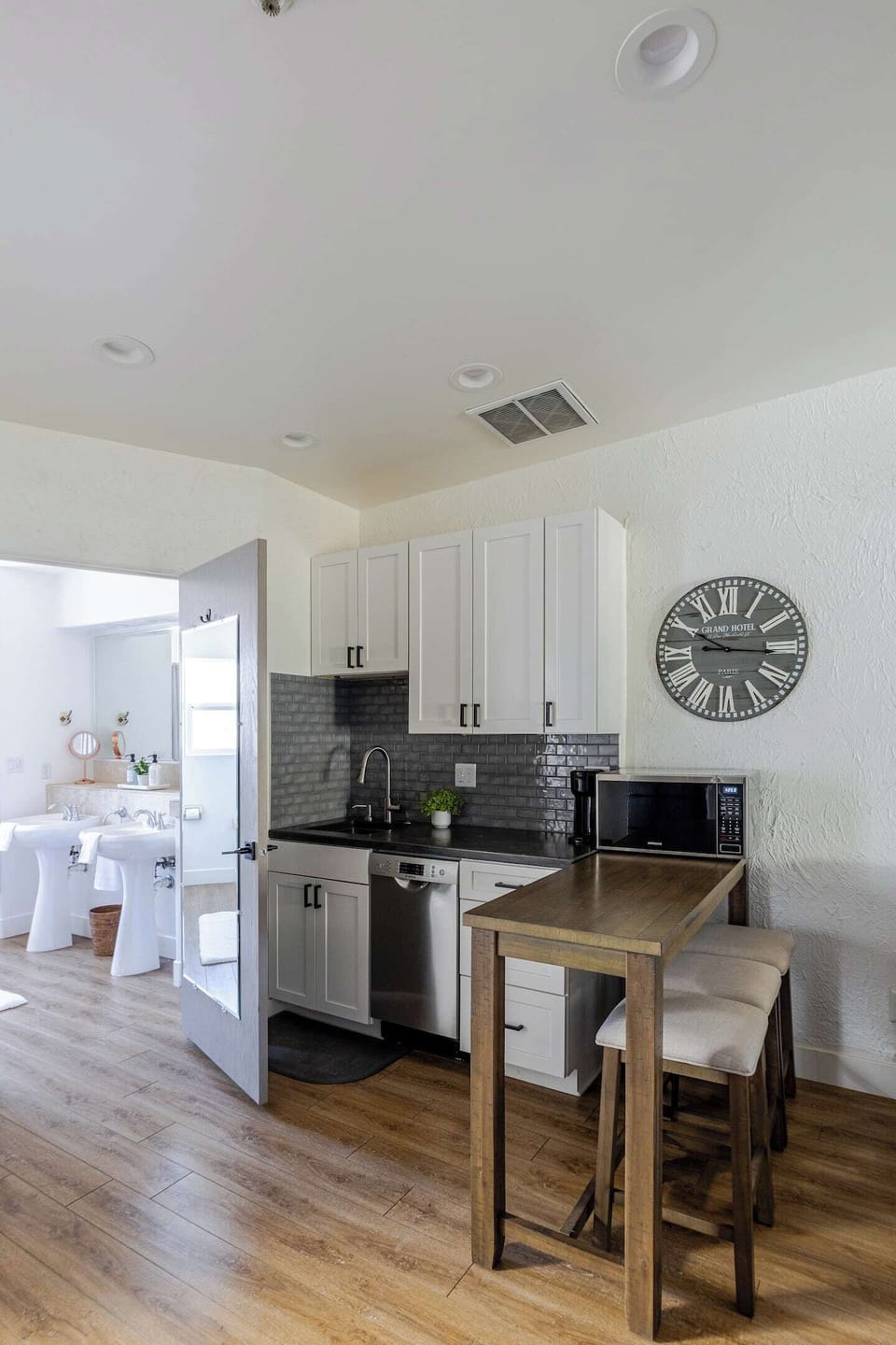 Kitchette with Counter and Counter Stools