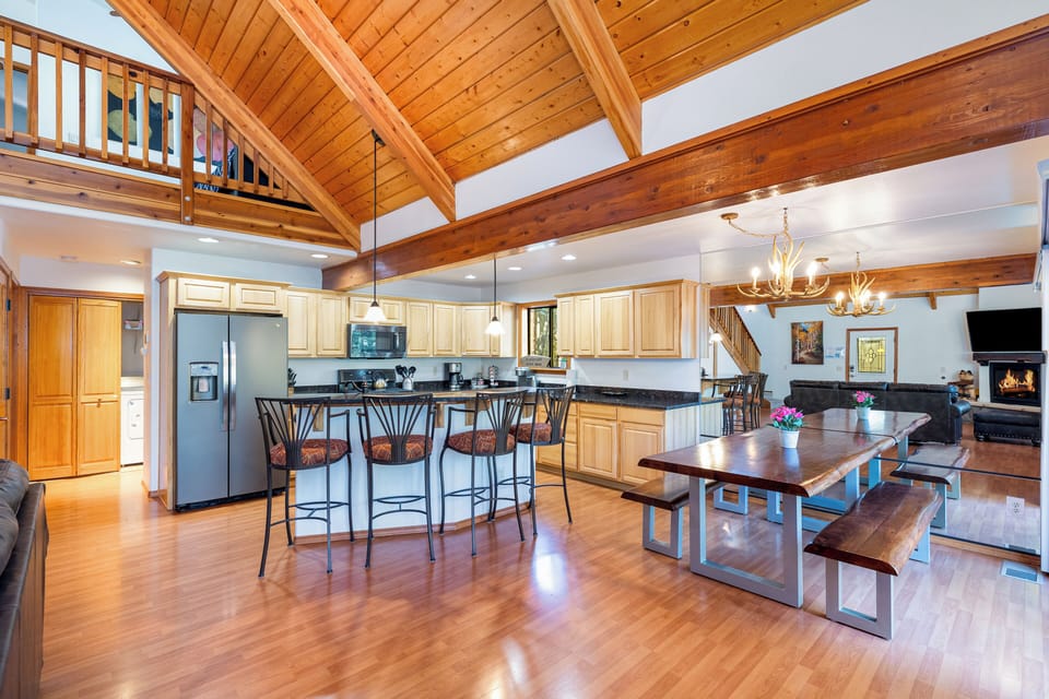 The fully equipped kitchen makes meal prep a breeze with modern appliances and ample space. Enjoy meals at the dining table or quick bites at the breakfast bar.