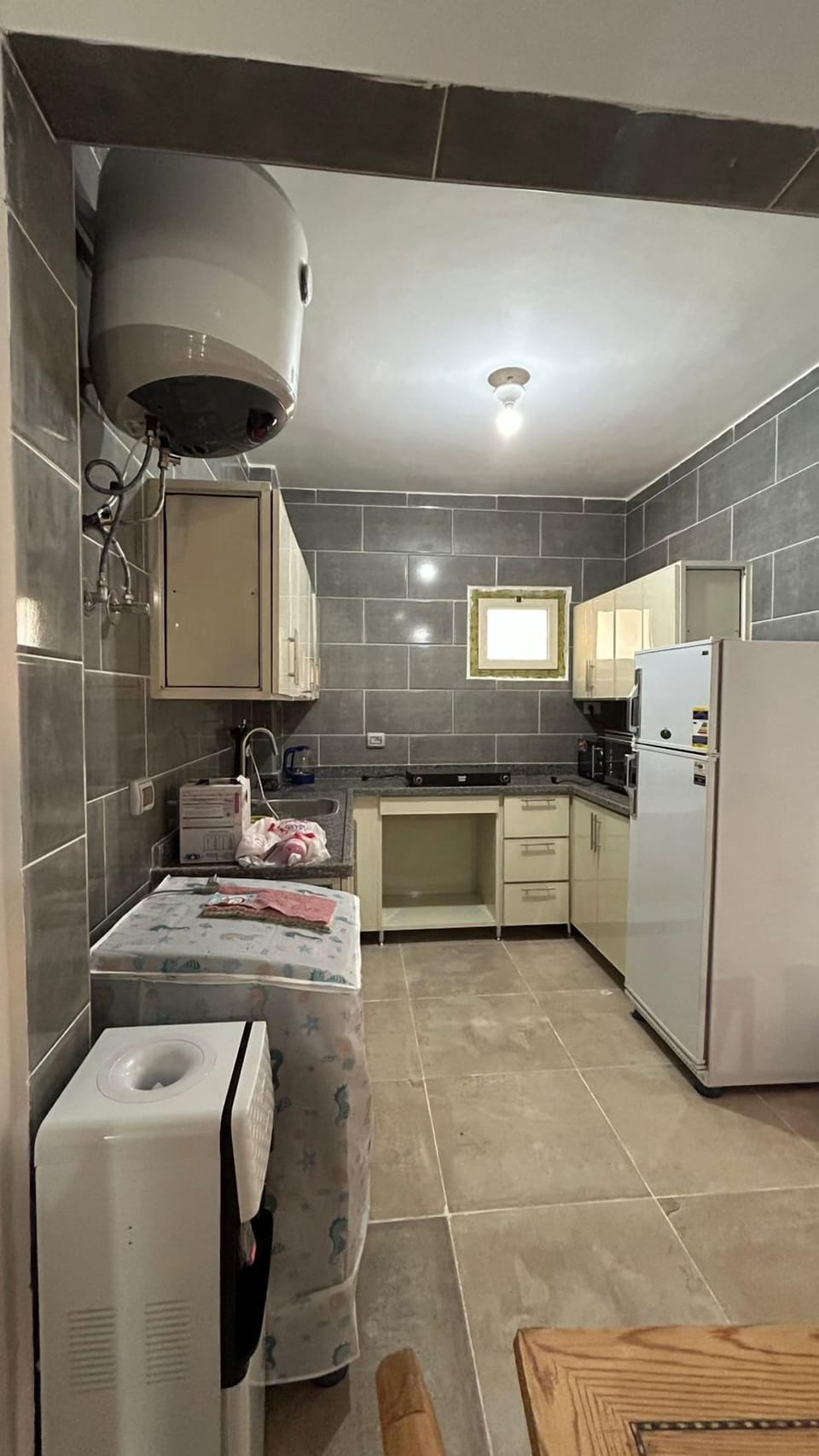 Full-size fridge, microwave, oven, stovetop
