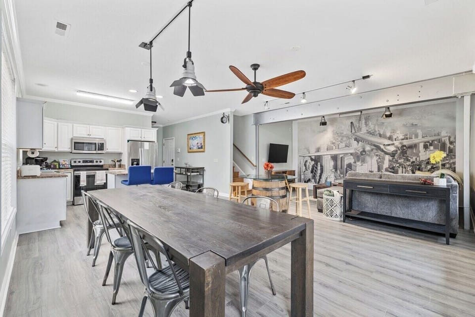 Vacation meals made easy! A stylish kitchen with plenty of space to cook and gather.