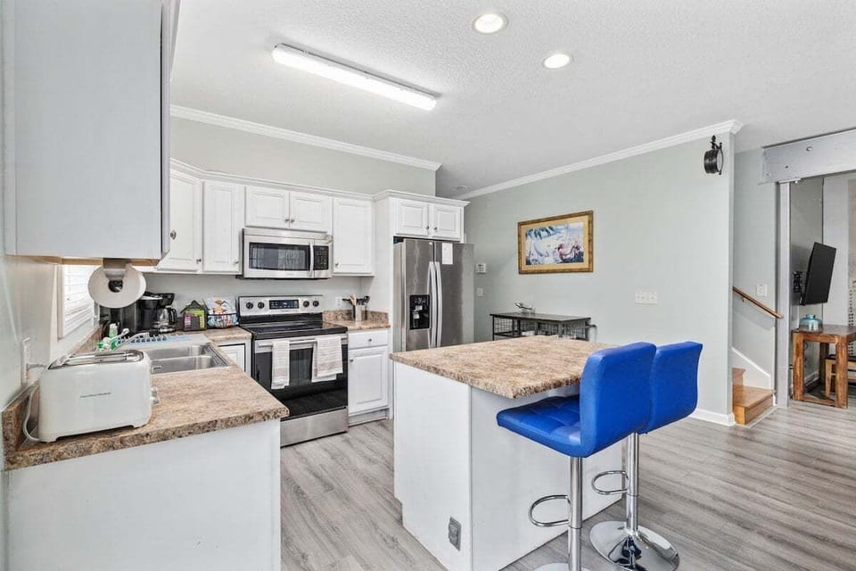 Grab a coffee, cook up a storm, or just enjoy the sleek design—this kitchen is as functional as it is beautiful!