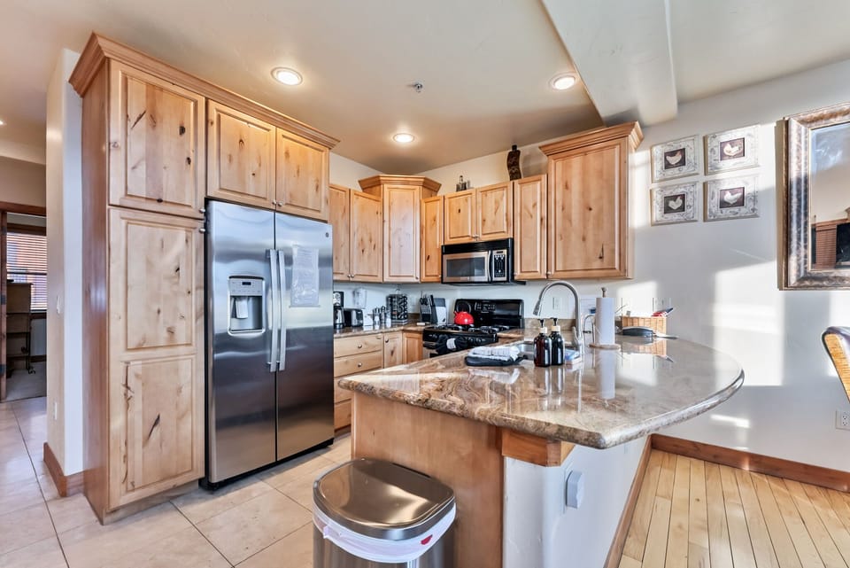 Kitchen: Drip coffee maker, Keurig, Crockpot, blender, cooking utensils, tableware