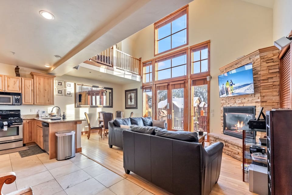 Living room: Smart TV, gas fireplace