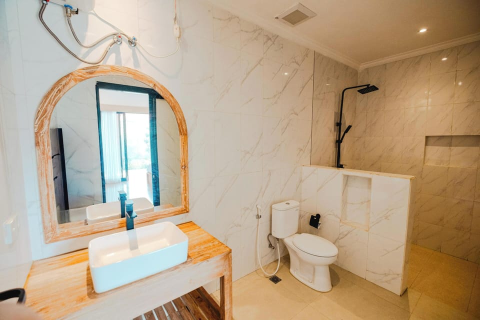 Deluxe Room, Pool View | Bathroom | Shower, towels, soap