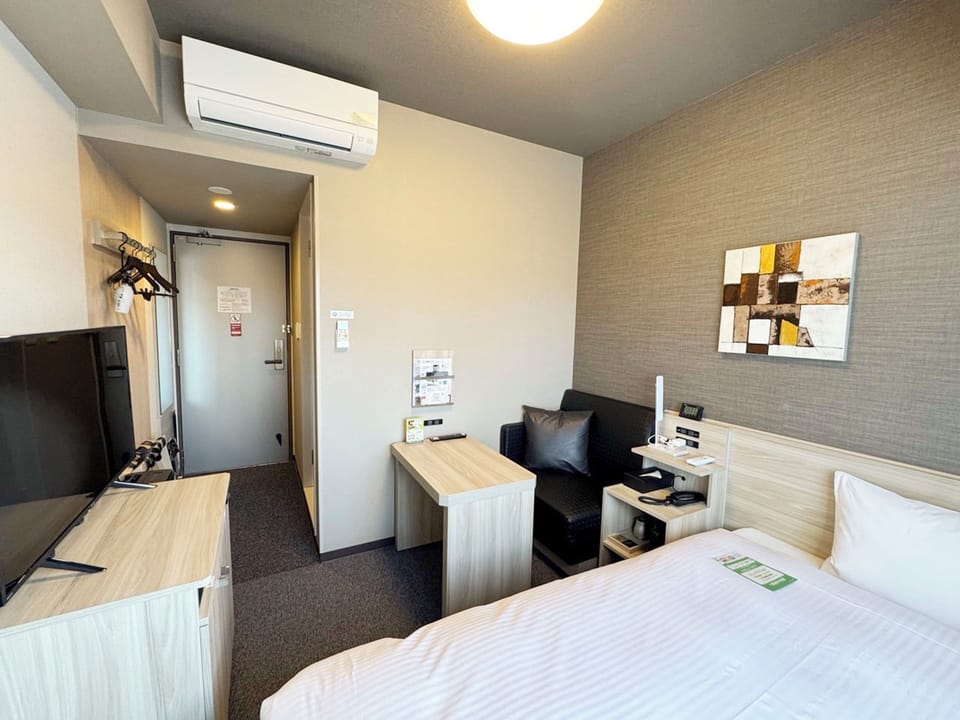Single Room, Non Smoking | Desk, iron/ironing board, free WiFi, bed sheets