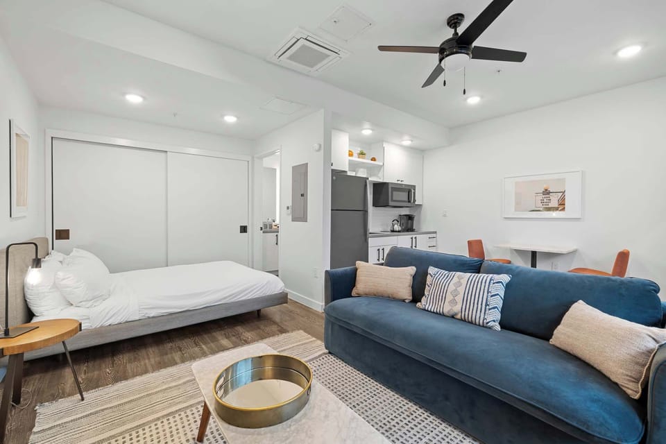 Welcome to this charming and well-appointed studio, perfect for a relaxing getaway or a convenient stay in Austin.