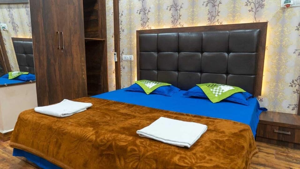Comfort Room | Desk, laptop workspace, free WiFi