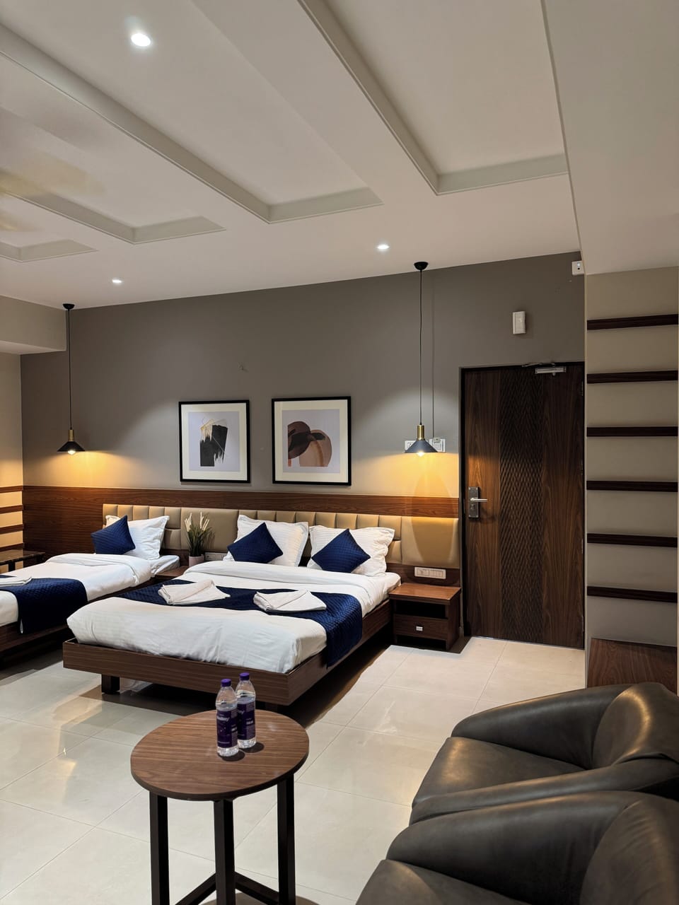 Family Room | Premium bedding, desk, soundproofing, free WiFi