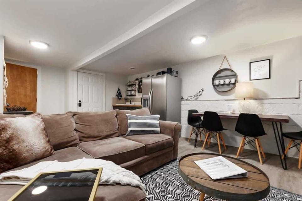 #StayinMyDistrict #FurnishedMonthly #BookDirect