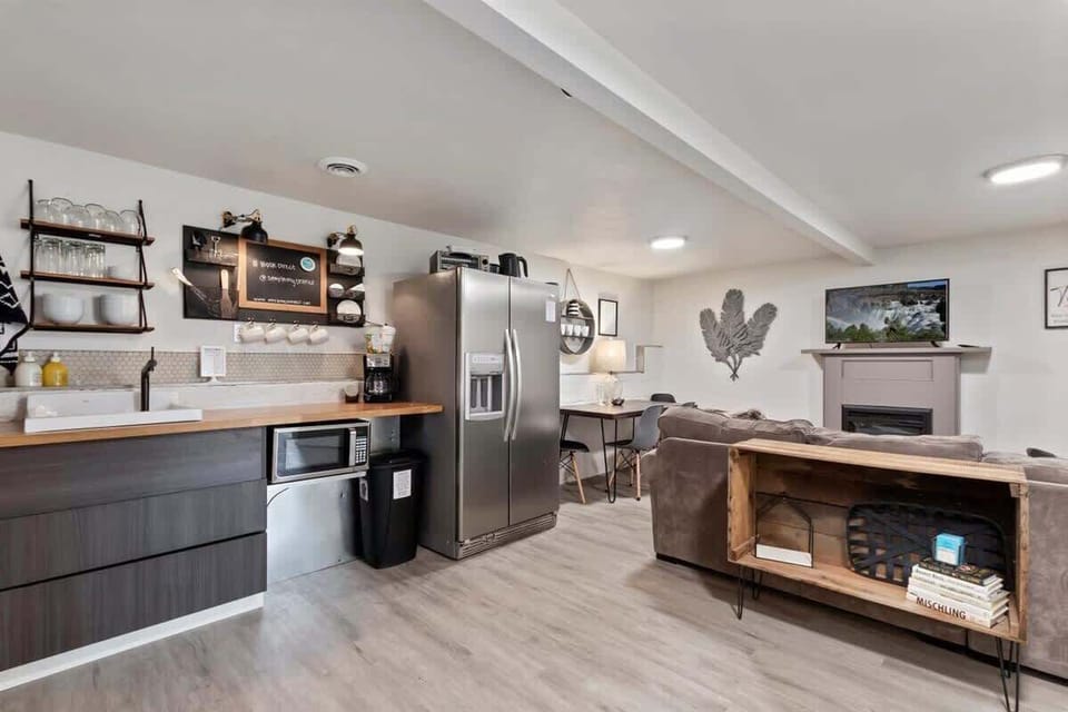#StayinMyDistrict #FurnishedMonthly #BookDirect