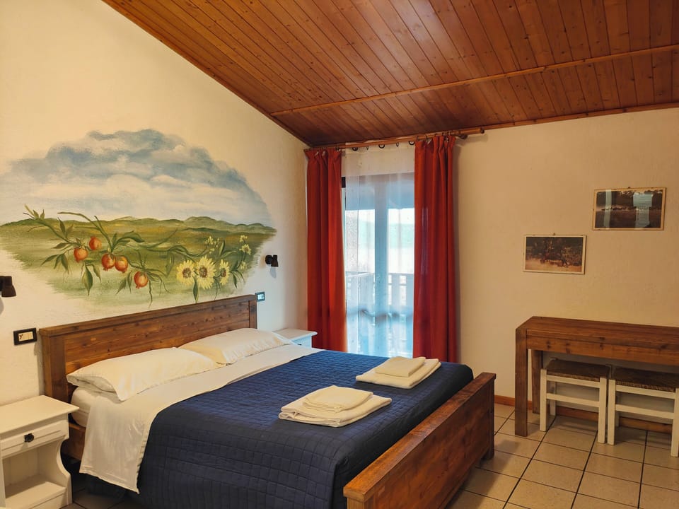 Classic Room, Lake View | Desk, cribs/infant beds, rollaway beds, free WiFi