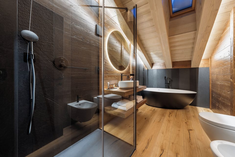 Grand Deluxe balcone vista montagna | Bathroom | Hair dryer, slippers, bidet, towels
