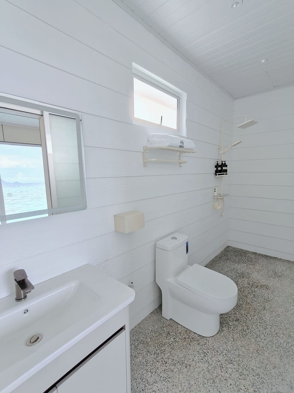 Superior Double or Twin Room, Ocean View | Bathroom | Shower, hair dryer, slippers, towels