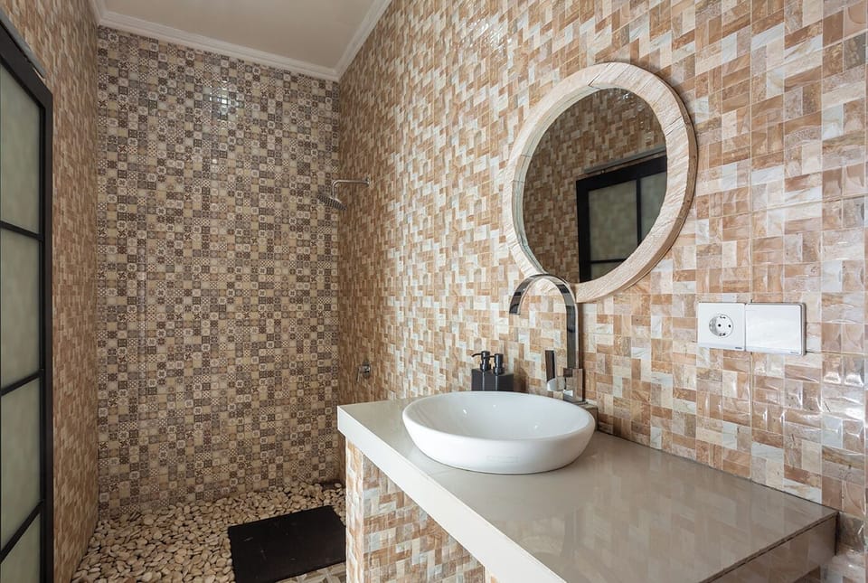 Premium Double Room, 1 King Bed, Sea View | Bathroom | Free toiletries, soap, shampoo, toilet paper