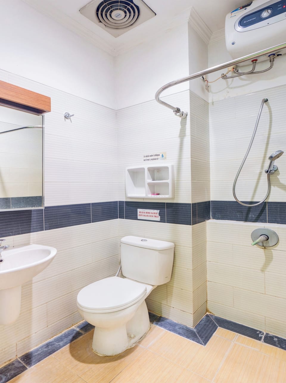 Shower, rainfall showerhead, free toiletries, towels