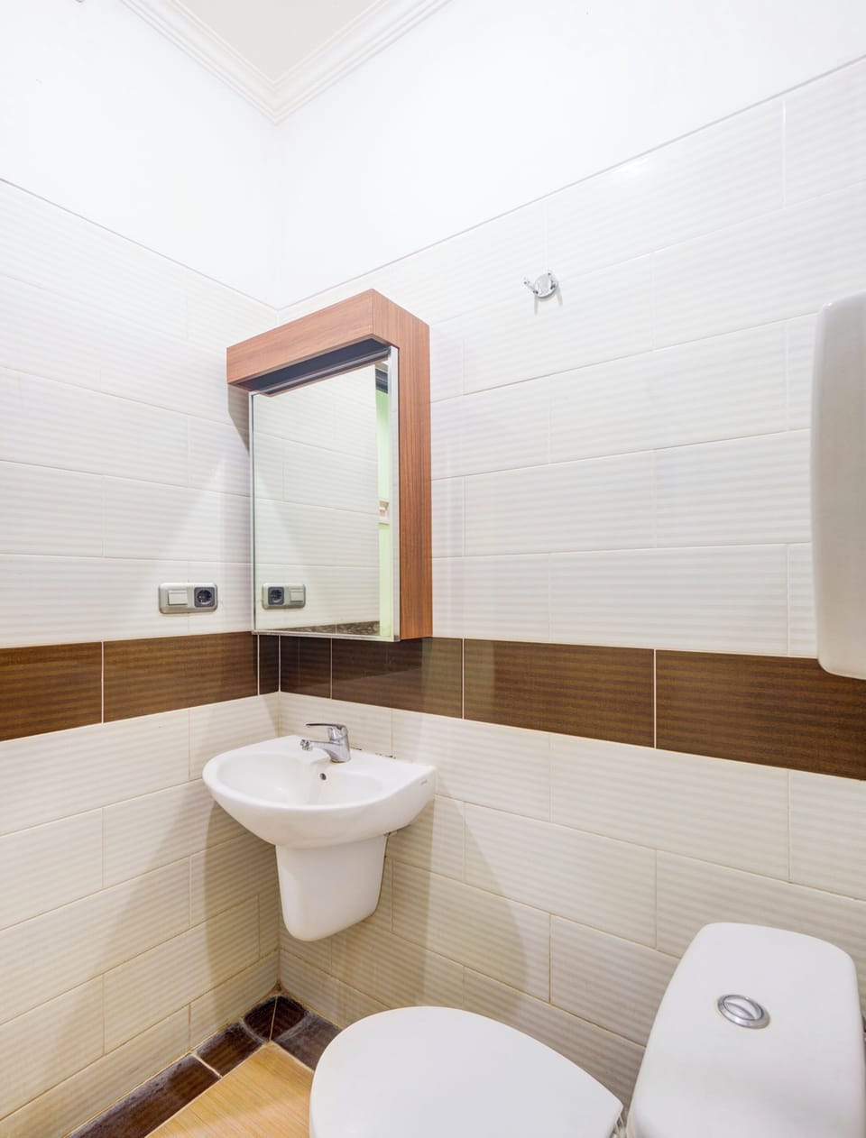 Family Suite | Bathroom | Shower, rainfall showerhead, free toiletries, towels