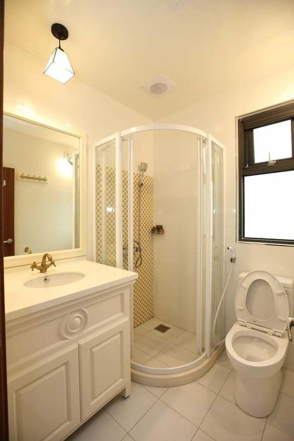 Shower, hair dryer, towels, shampoo
