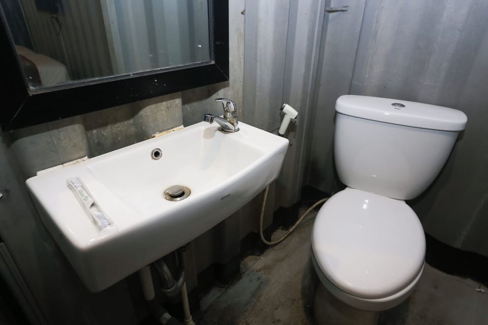 Standard Double Room | Bathroom | Shower, free toiletries, towels, toilet paper