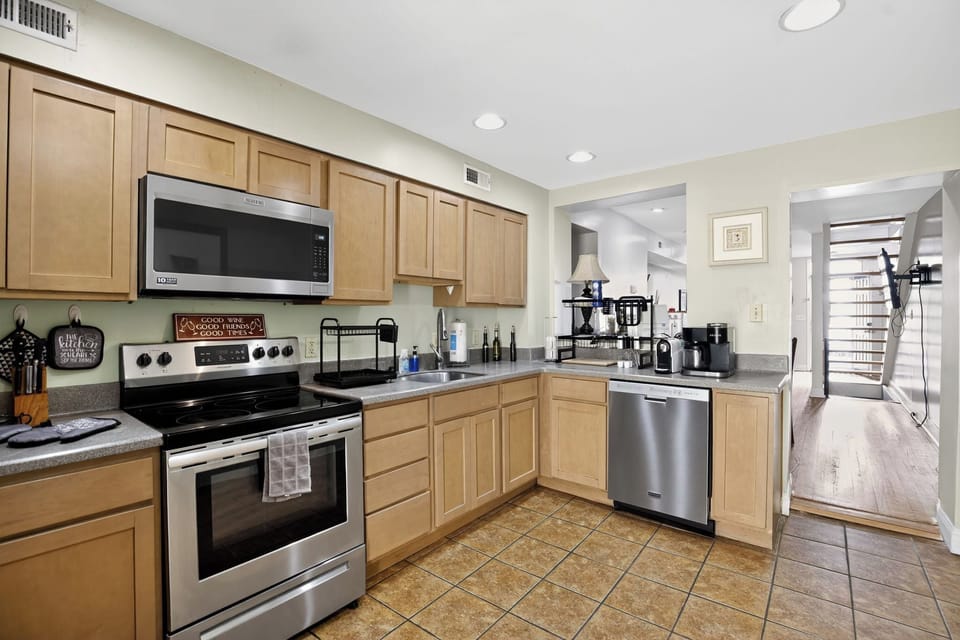 Full-size fridge, microwave, oven, dishwasher