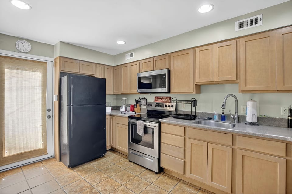 Full-size fridge, microwave, oven, dishwasher