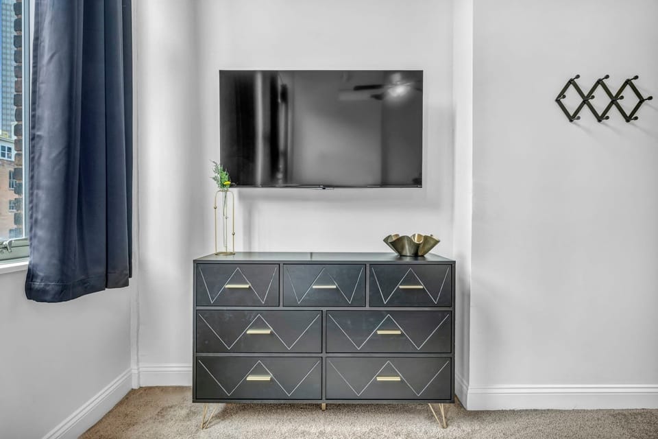 The bedroom is equipped with a TV that allows guests to enjoy entertainment and relax comfortably during their stay.