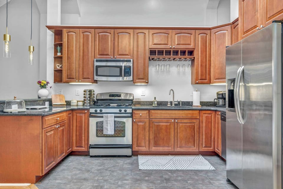 This kitchen is carefully structured for convenience, offering a tidy and well-balanced layout that makes everything easy to reach.