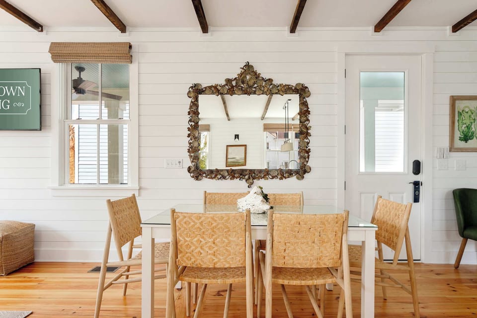 Dining seating for your group plus additional seating on the island!
