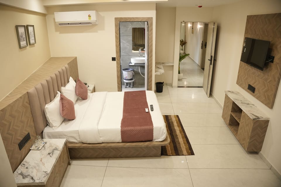 Deluxe Double Room, City View | Hypo-allergenic bedding, desk, rollaway beds, free WiFi