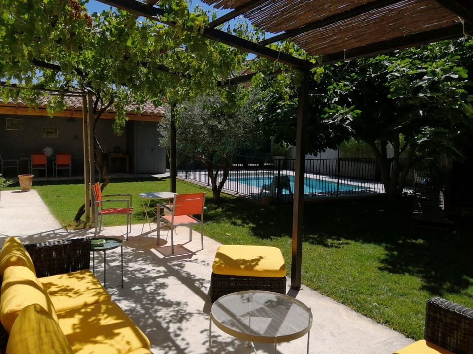 AVIGNON vacation rental, house to rent with all comforts and garden. 8 people. Online reservation with Plaisirs & Maisons de Provence