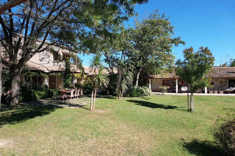 TARASCON vacation rental villa for rent with all comfort in the garden. 11 people. Book online with Plaisirs & maison de Provence