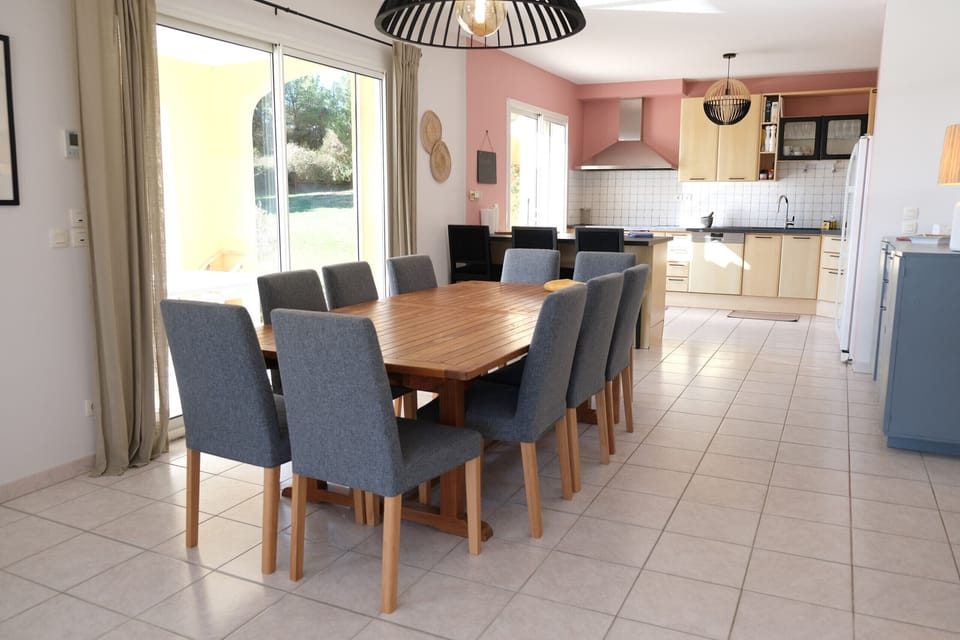 AUREILLE vacation rental, villa to rent with all comfort, dining room for 12 people. Online reservation with Plaisirs & Maisons de Provence