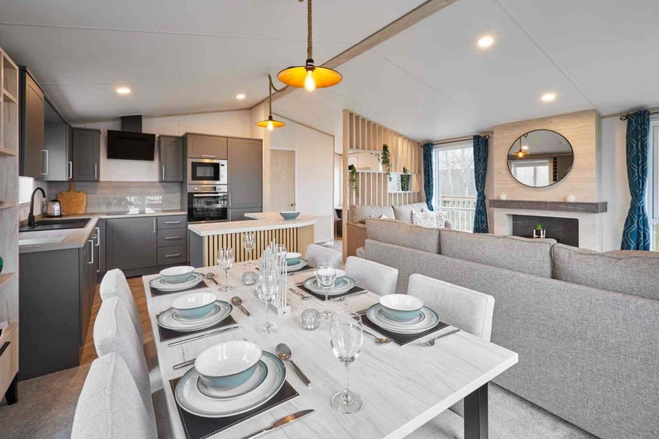 House | 2 bedrooms, desk