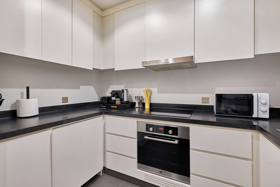 Premium Apartment, 1 Bedroom | Private kitchen | Fridge, microwave, oven, stovetop