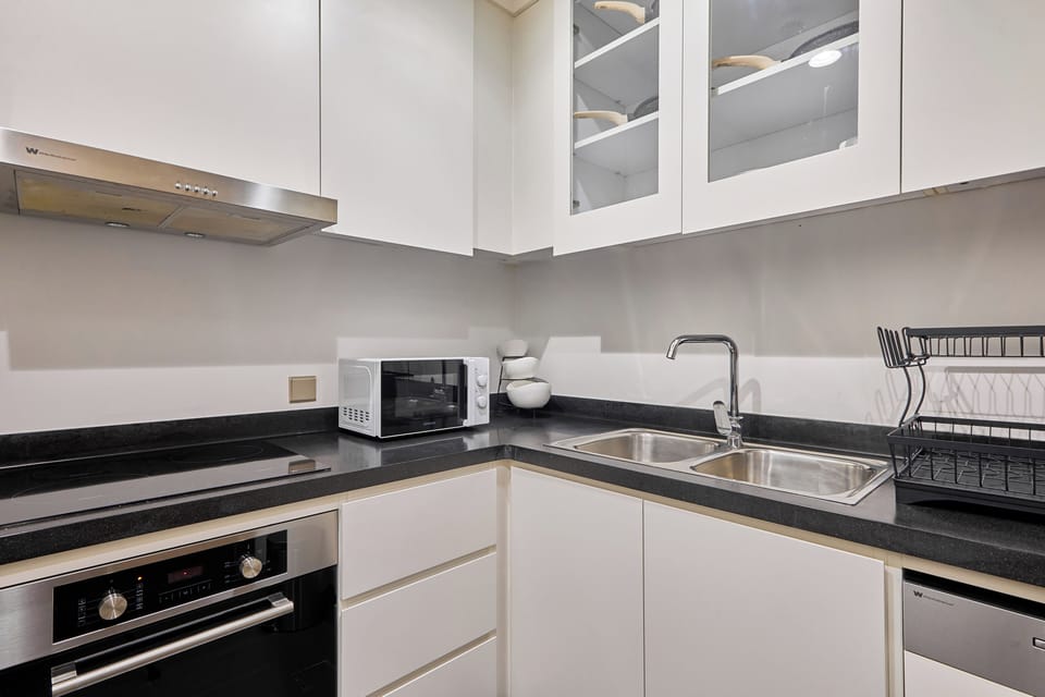 Premium Apartment, 1 Bedroom | Private kitchen | Fridge, microwave, oven, stovetop