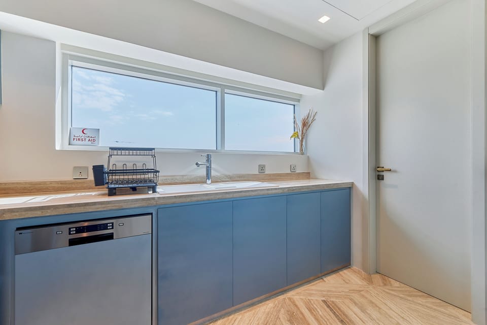 Luxury Apartment, City View | Private kitchen | Full-size fridge, microwave, oven, stovetop