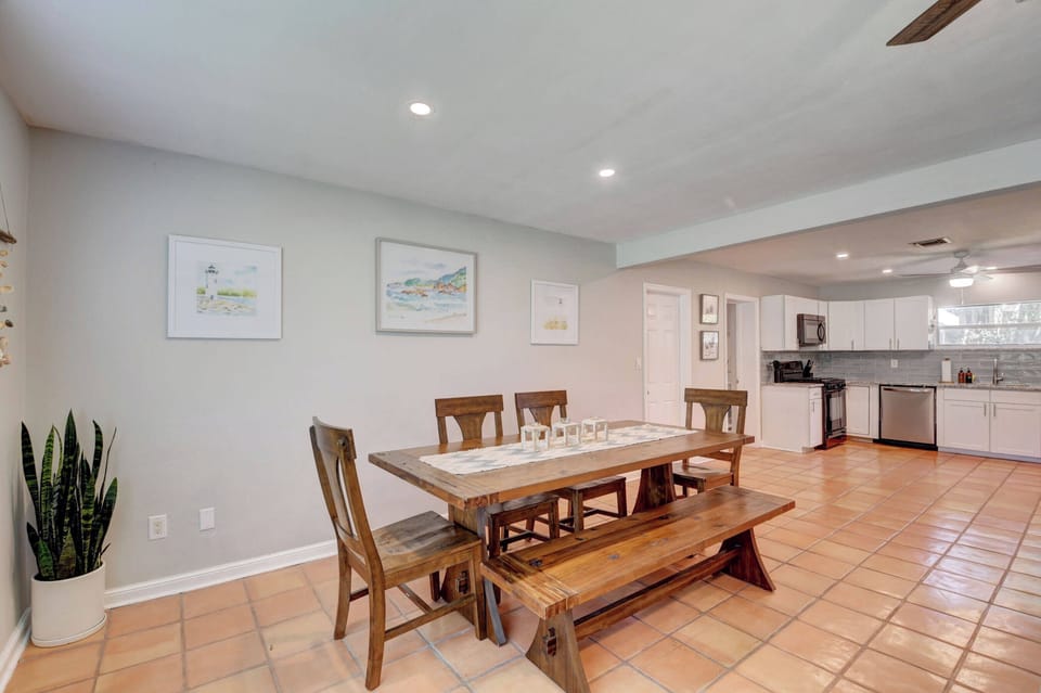 Spacious Living Area with Dining Table